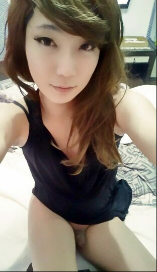 Teen asian t-girl shows naked selfies